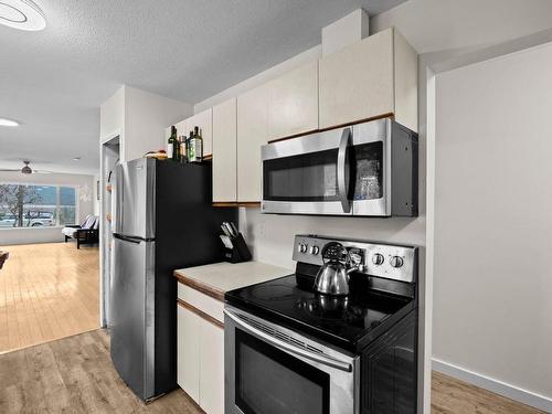 725/721 Columbia Street, Lillooet, BC - Indoor Photo Showing Kitchen