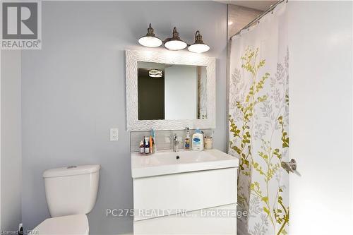 39 Golfdale Crescent, London, ON - Indoor Photo Showing Bathroom