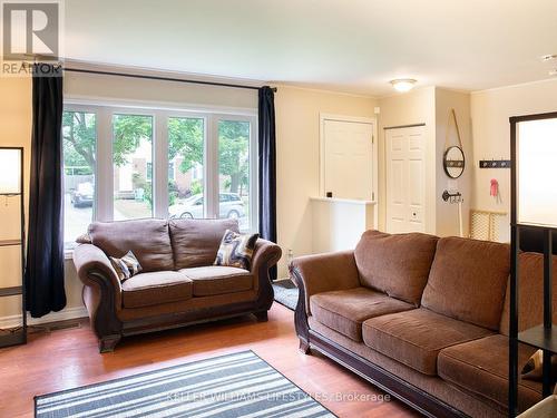 100 Pauline Crescent, London, ON - Indoor Photo Showing Living Room