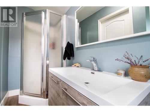 107 Third Street E, Revelstoke, BC - Indoor Photo Showing Bathroom