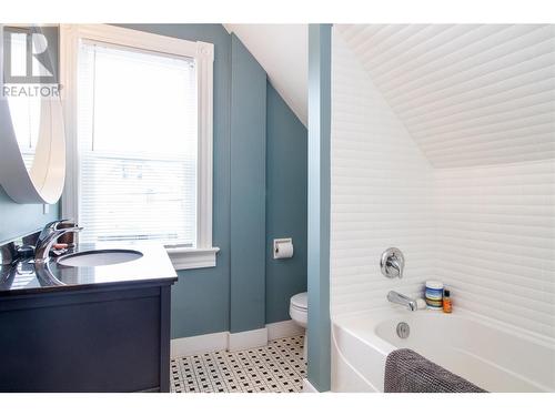 107 Third Street E, Revelstoke, BC - Indoor Photo Showing Bathroom