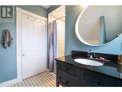 107 Third Street E, Revelstoke, BC - Indoor Photo Showing Bathroom