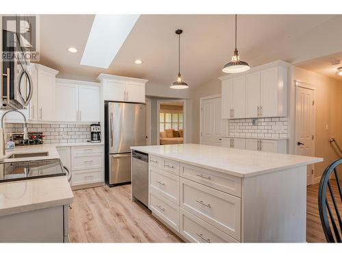 7981 Birchwood  Drive, Trail, BC - Indoor Photo Showing Kitchen With Upgraded Kitchen