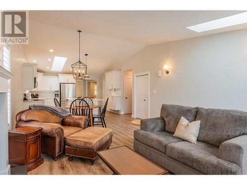 7981 Birchwood  Drive, Trail, BC - Indoor Photo Showing Living Room