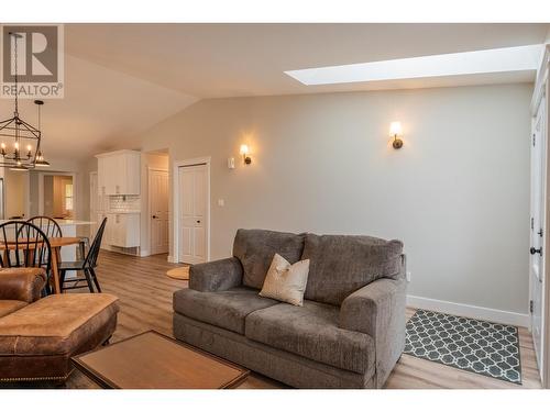 7981 Birchwood  Drive, Trail, BC - Indoor Photo Showing Living Room