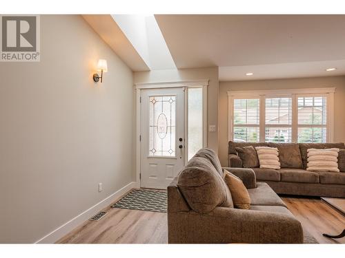 7981 Birchwood  Drive, Trail, BC - Indoor Photo Showing Living Room