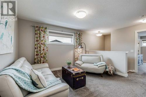 617 Chinook Gate Greenway Sw, Airdrie, AB - Indoor Photo Showing Living Room