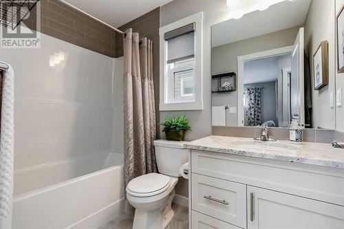 617 Chinook Gate Greenway Sw, Airdrie, AB - Indoor Photo Showing Bathroom