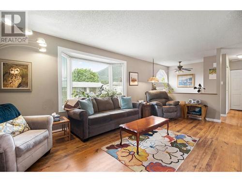 420 Larch Street, Chase, BC - Indoor Photo Showing Living Room