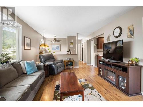 420 Larch Street, Chase, BC - Indoor Photo Showing Living Room