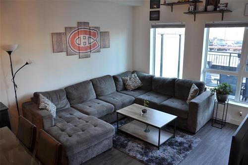 107 300 Centre Street, Winnipeg, MB - Indoor Photo Showing Living Room