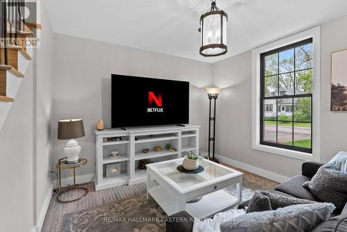 10 Queen Street S, Kawartha Lakes, ON - Indoor Photo Showing Living Room