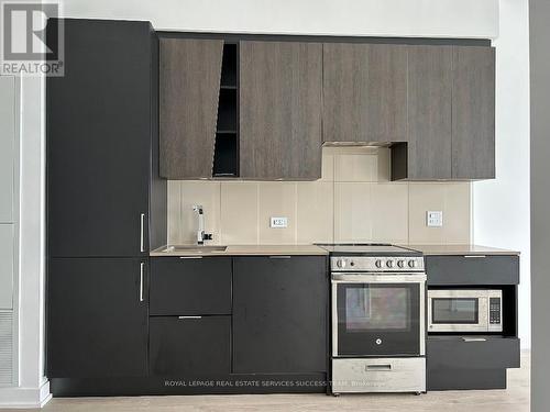 3612 - 3900 Confederation Parkway, Mississauga, ON - Indoor Photo Showing Kitchen