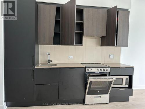 3612 - 3900 Confederation Parkway, Mississauga, ON - Indoor Photo Showing Kitchen