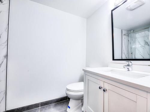 Bathroom - 2347 Av. Montclair, Montréal (Côte-Des-Neiges/Notre-Dame-De-Grâce), QC - Indoor Photo Showing Bathroom