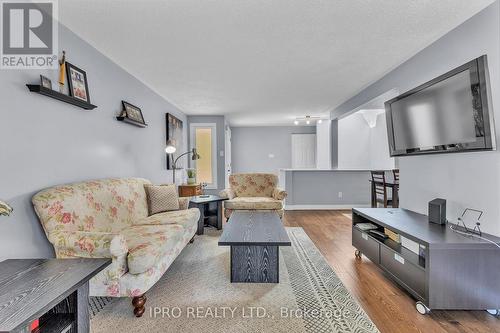 48 Upton Crescent, Guelph, ON - Indoor Photo Showing Living Room