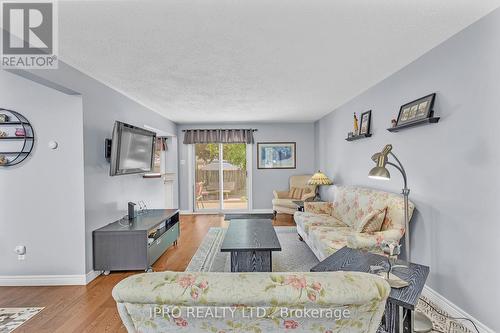 48 Upton Crescent, Guelph, ON - Indoor Photo Showing Living Room