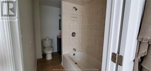 947 Windsor Avenue Unit# Upper, Windsor, ON - Indoor Photo Showing Bathroom