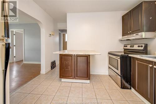 3674 King Street, Windsor, ON - Indoor Photo Showing Kitchen