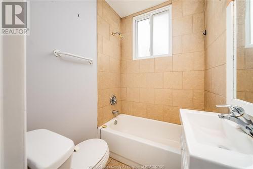 3674 King Street, Windsor, ON - Indoor Photo Showing Bathroom