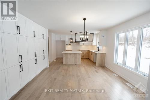 1409 Caroline Court, Cornwall, ON - Indoor Photo Showing Kitchen