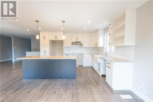 1405 Caroline Court, Stormont, Dundas And Glengarry, ON - Indoor Photo Showing Kitchen With Upgraded Kitchen