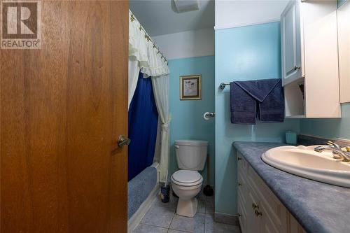 215 Hampton Avenue, Sarnia, ON - Indoor Photo Showing Bathroom