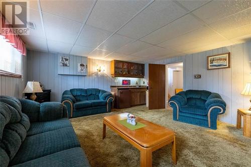 215 Hampton Avenue, Sarnia, ON - Indoor Photo Showing Living Room