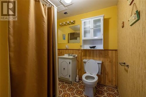 215 Hampton Avenue, Sarnia, ON - Indoor Photo Showing Bathroom
