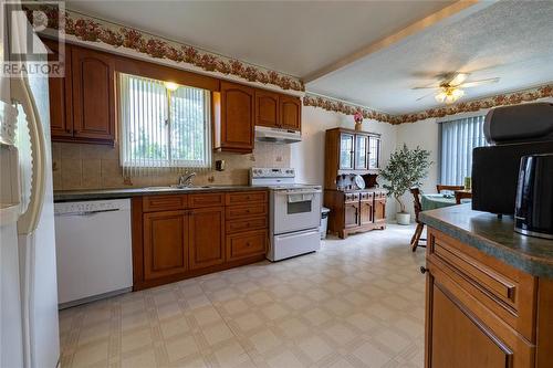215 Hampton Avenue, Sarnia, ON - Indoor Photo Showing Kitchen With Double Sink