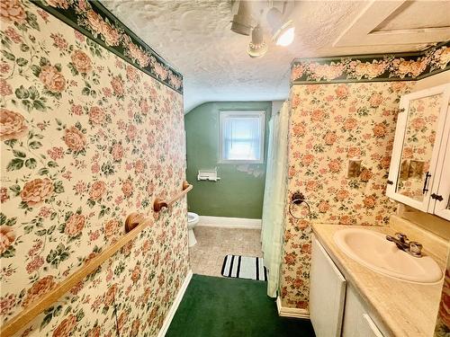 26 State Street, Welland, ON - Indoor Photo Showing Bathroom