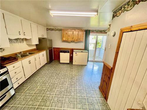 26 State Street, Welland, ON - Indoor Photo Showing Kitchen With Double Sink