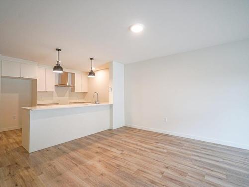 Logement - 753 Rue Rachel-Hébert, Coaticook, QC - Indoor Photo Showing Kitchen