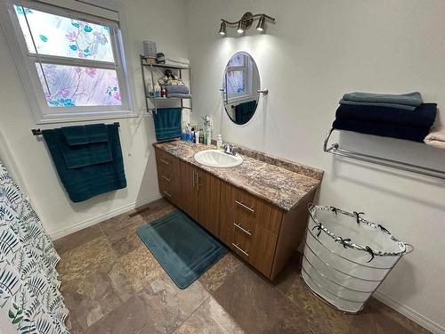 841 Tenth Avenue, Thunder Bay, ON - Indoor Photo Showing Bathroom