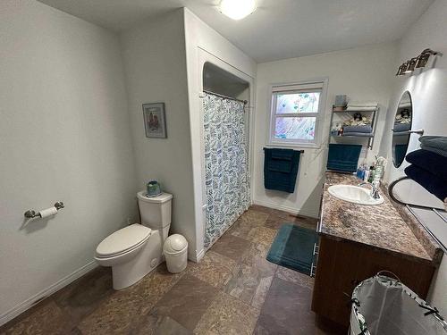 841 Tenth Avenue, Thunder Bay, ON - Indoor Photo Showing Bathroom