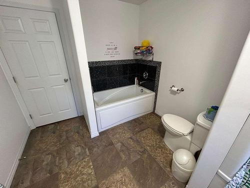 841 Tenth Avenue, Thunder Bay, ON - Indoor Photo Showing Bathroom