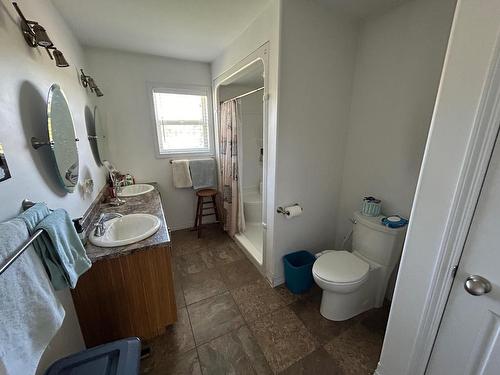 841 Tenth Avenue, Thunder Bay, ON - Indoor Photo Showing Bathroom