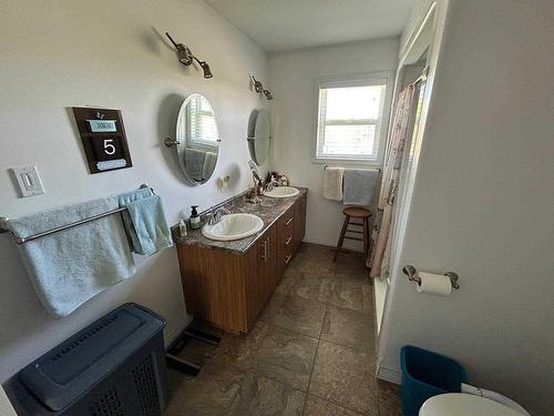 841 Tenth Avenue, Thunder Bay, ON - Indoor Photo Showing Bathroom