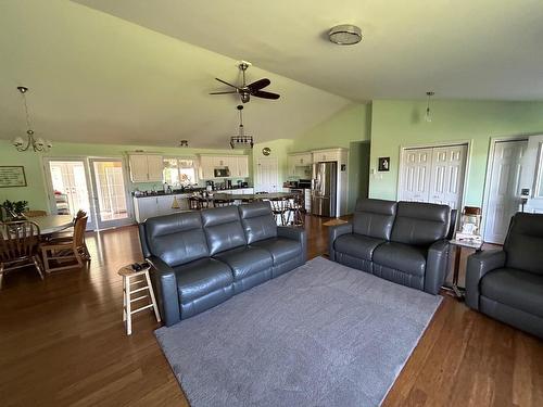 841 Tenth Avenue, Thunder Bay, ON - Indoor Photo Showing Living Room