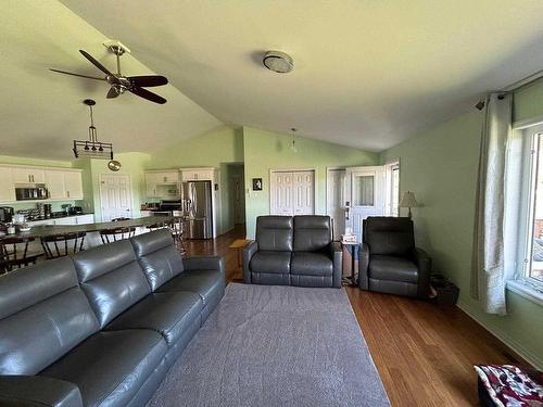 841 Tenth Avenue, Thunder Bay, ON - Indoor Photo Showing Living Room