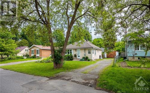 Mature neighbourhood with beautiful trees - 33 Wylie Avenue, Ottawa, ON - Outdoor With Facade