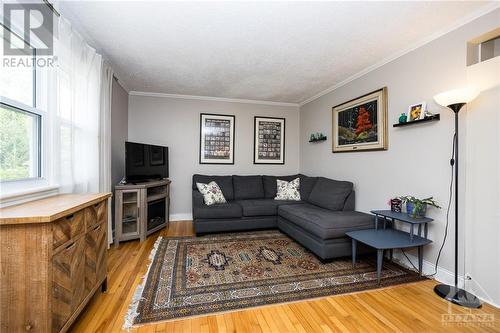 33 Wylie Avenue, Ottawa, ON - Indoor Photo Showing Living Room