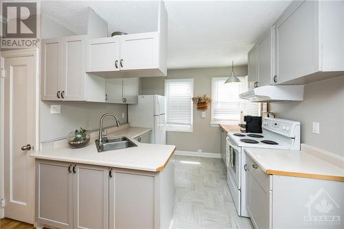 33 Wylie Avenue, Ottawa, ON - Indoor Photo Showing Kitchen With Double Sink