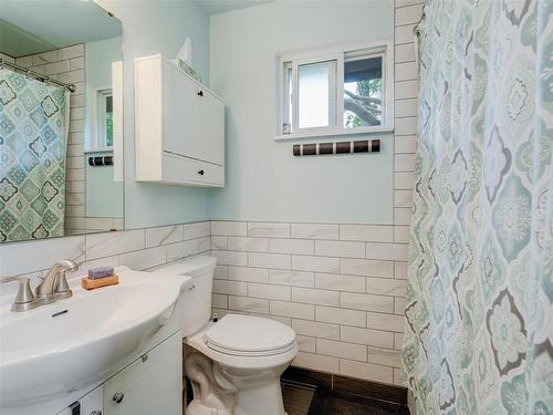 860 Cuaulta Cres, Colwood, BC - Indoor Photo Showing Bathroom