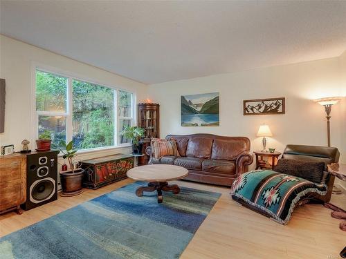 860 Cuaulta Cres, Colwood, BC - Indoor Photo Showing Living Room