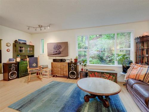 860 Cuaulta Cres, Colwood, BC - Indoor Photo Showing Living Room