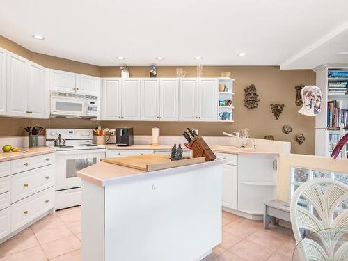 6-83 Peregrine Way, Vernon, BC - Indoor Photo Showing Kitchen