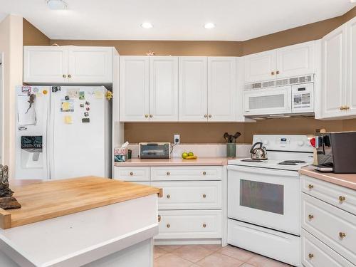 6-83 Peregrine Way, Vernon, BC - Indoor Photo Showing Kitchen