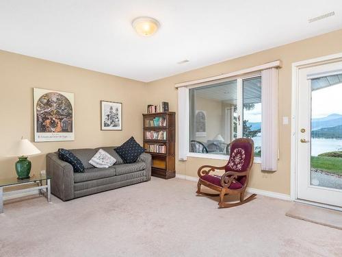 6-83 Peregrine Way, Vernon, BC - Indoor Photo Showing Living Room