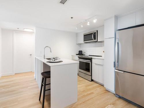 Kitchen - 2116-1020 Rue De Bleury, Montréal (Ville-Marie), QC - Indoor Photo Showing Kitchen With Upgraded Kitchen